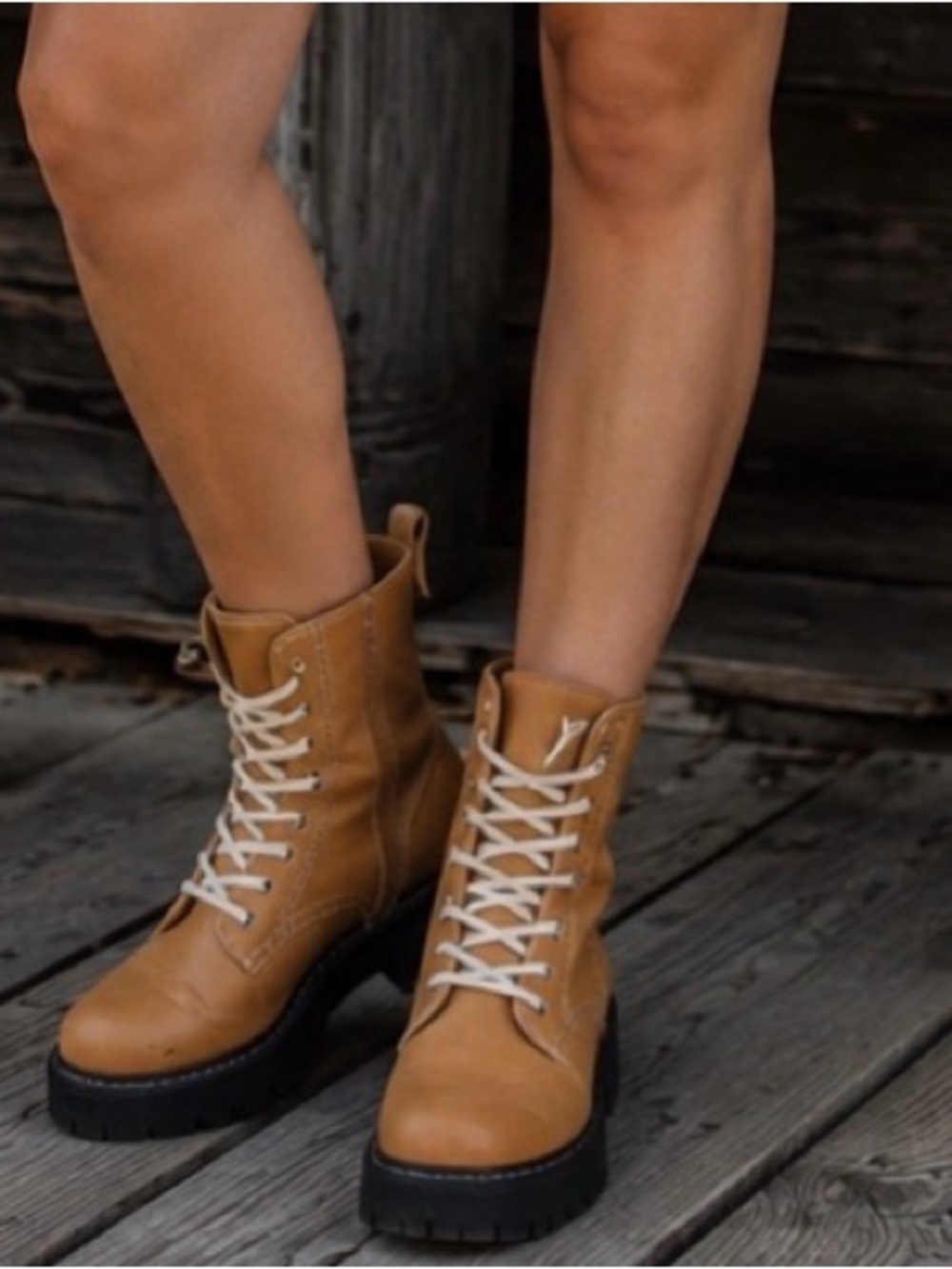 Urban Outfitters Women's Tan and Brown Boots
Size US 7